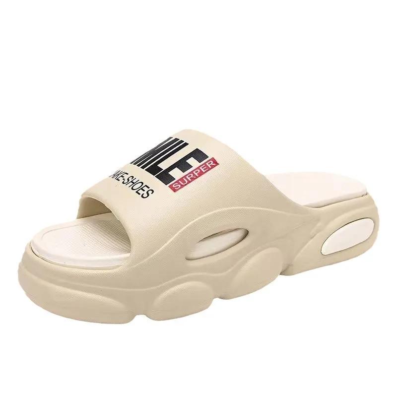 Закажите на размер больше мужские летние пляжные шлепанцы на толстой подошве для ванной комнаты, нескользящие тапочки, мягкие сандалии, простые, ультралегкие туфли с буквами, мужские тапочки