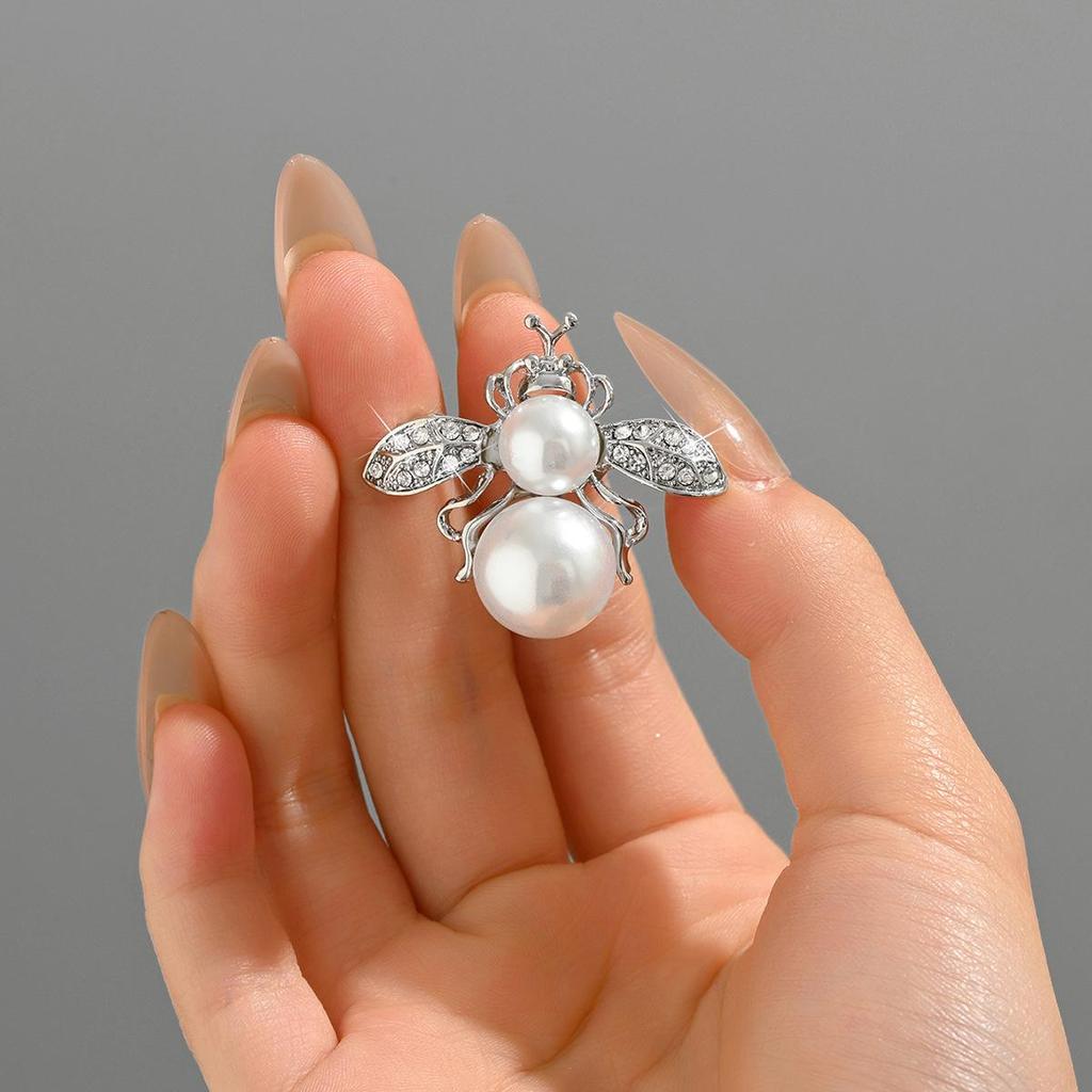 Элегантная брошь в виде пчелы со стразами - уникальный аксессуар в виде насекомого с эмалью