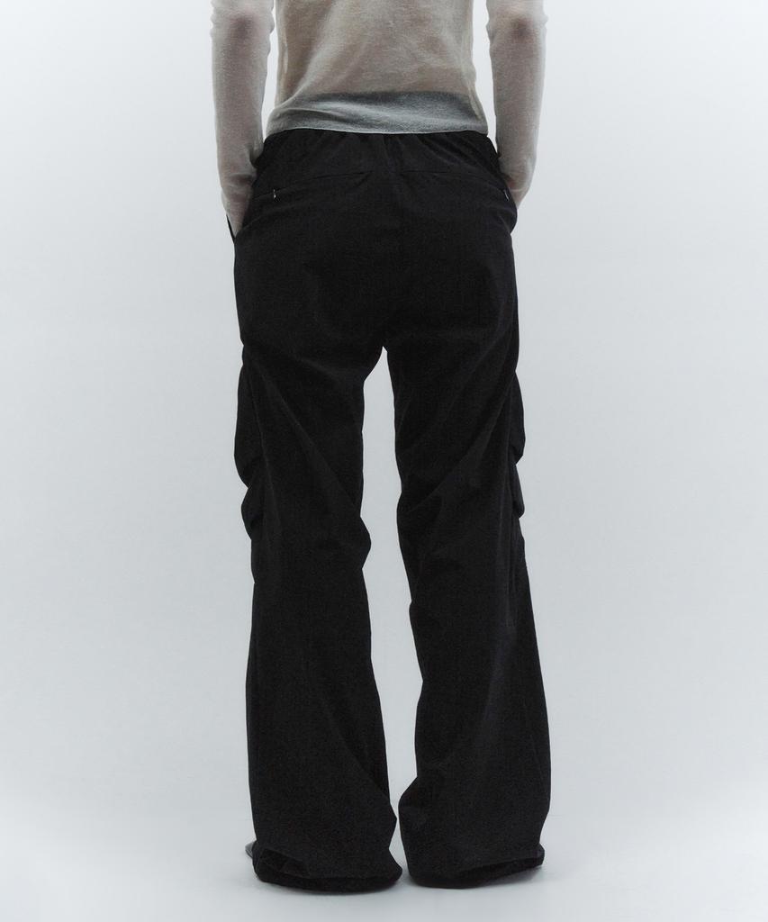 INSILENCE WOMEN Volume Pocket Parachute Pants Black