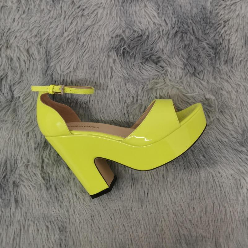 Женские сандалии, летние пикантные сандалии из флока на платформе с открытым носком и пряжкой на ремешке, черные вечерние красные свадебные туфли на высоком каблуке