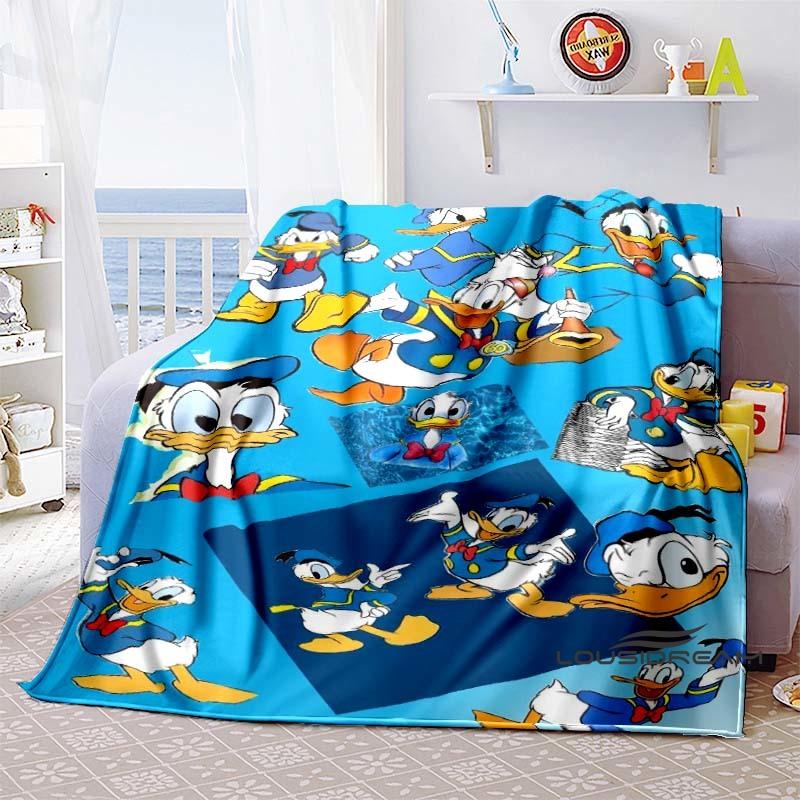 This Donald Duck cartoon print blanket is warm and comfortable, suitable for adults, and is an ideal choice for occasions such