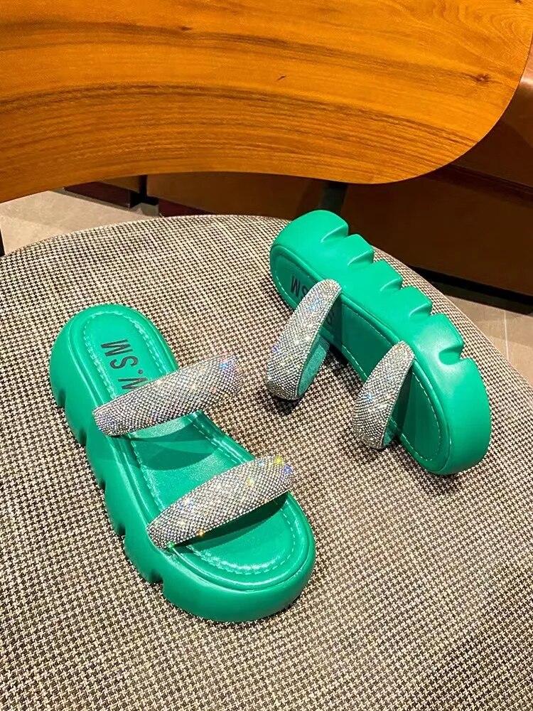 Новейшие уличные модные сандалии, женские непромокаемые туфли на платформе с толстой подошвой и стразами, летние пляжные сандалии ярких цветов