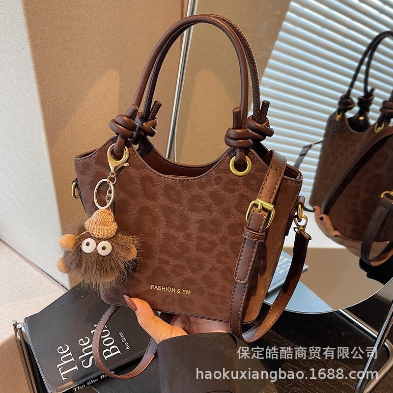 Ретро маленькие сумки женские осенне-зимние универсальные 2025 новые супер огненные сумки через плечо и мессенджеры популярны в этом году, сумки-ведра