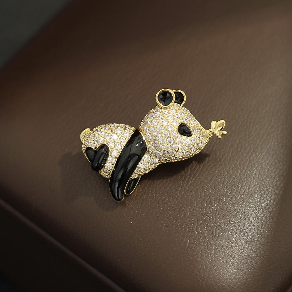 Cute micro-inlaid zircon dripping panda brooch, simple temperament gold-plated animal pin, men's and women's accessories, small collar pin.