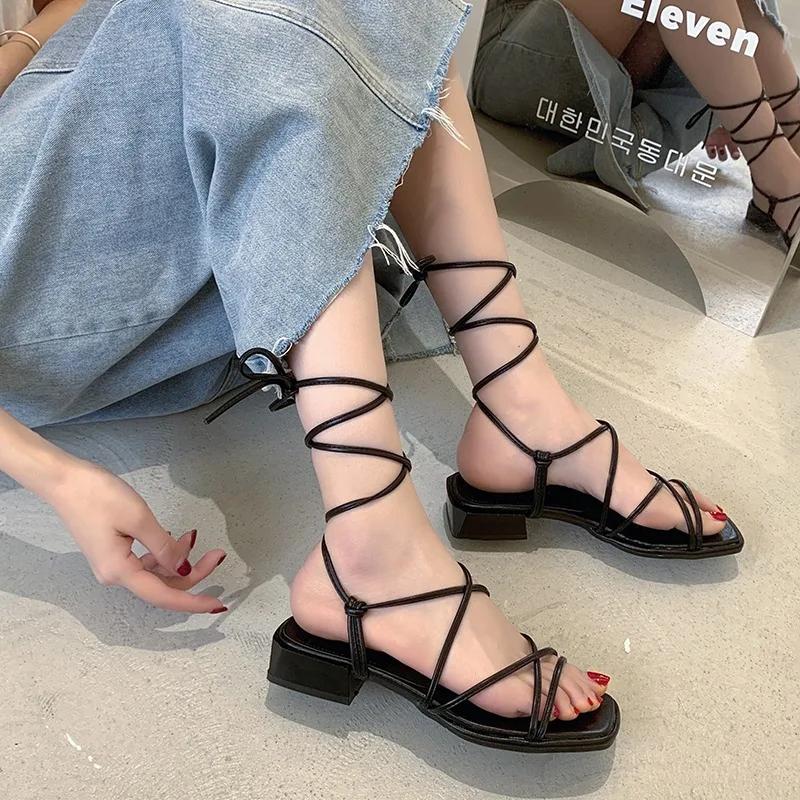 2024 Брендовые женские туфли с перекрестной шнуровкой, модные модные сандалии для платья, женские летние с открытым носком и квадратным носком, однотонные босоножки на каблуке