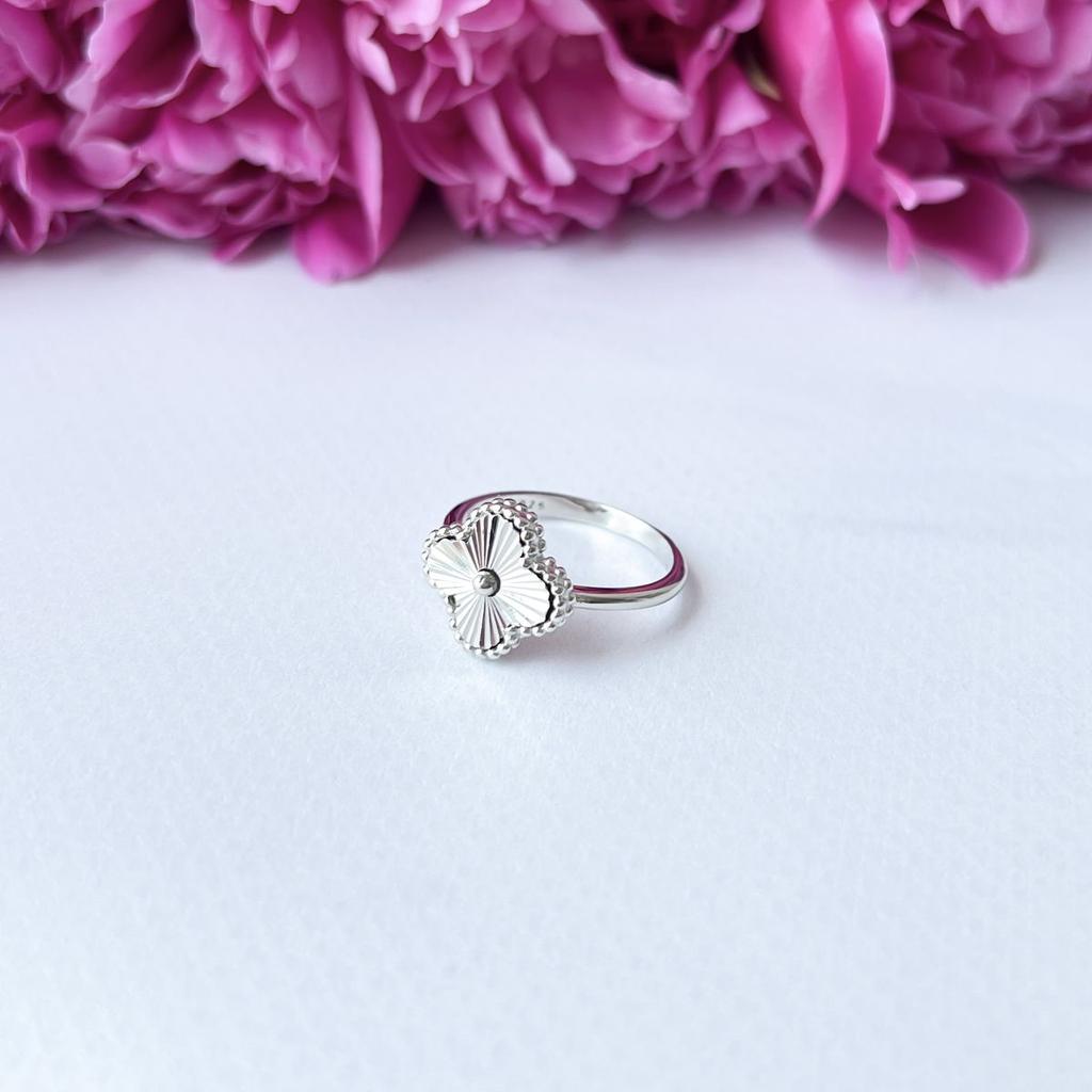 Серебряное кольцо с без камней, вес изделия 3,4 гр (2143529)