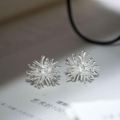 Серьги-пусеты «Белый одуванчик» - Ретро темперамент, Абсолютно красивый дизайн фейерверка, Клипсы для ушей в виде спирали от комаров.