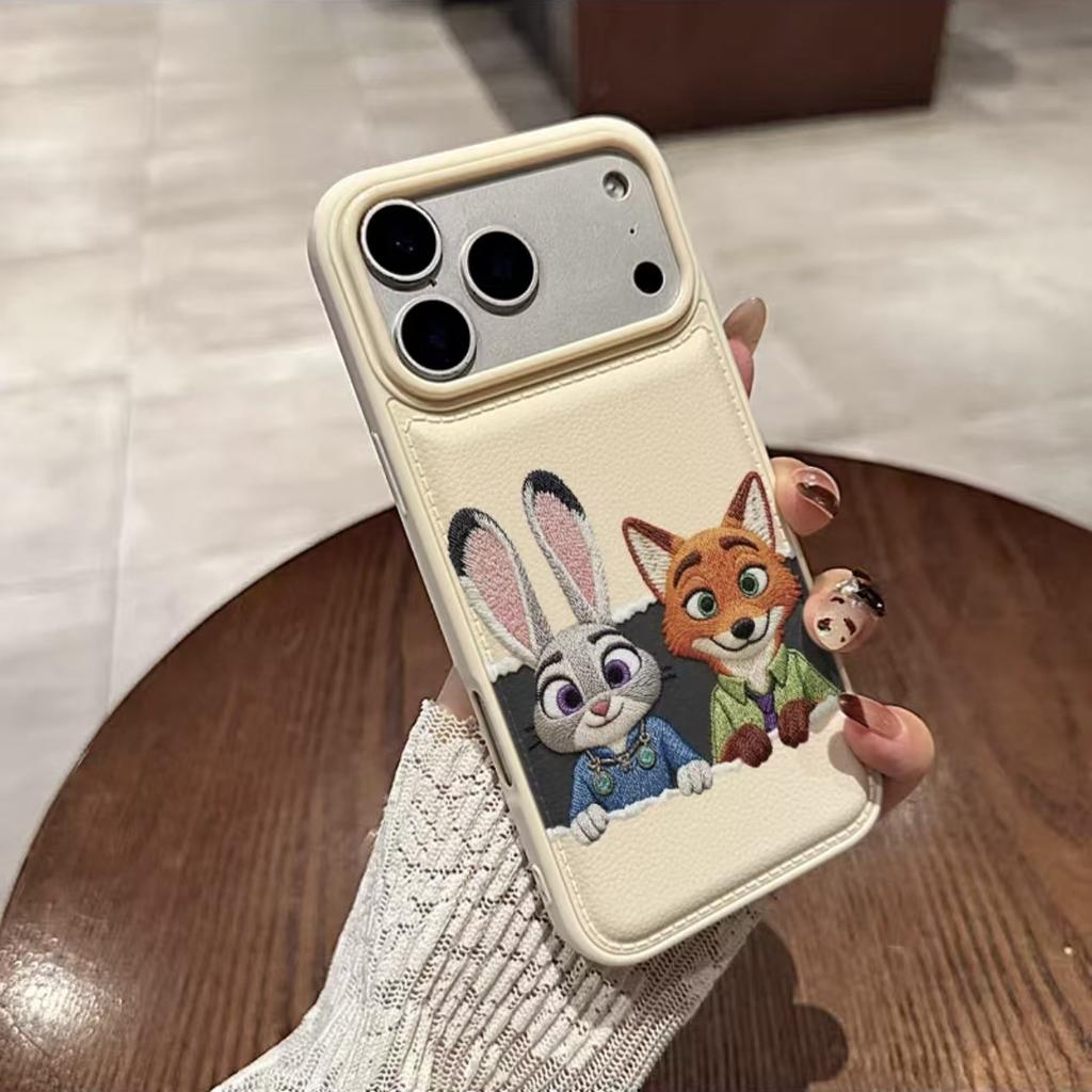Сидящая лиса прикладывает яблоко 17promax мультяшная милая iPhone личность новая популярная