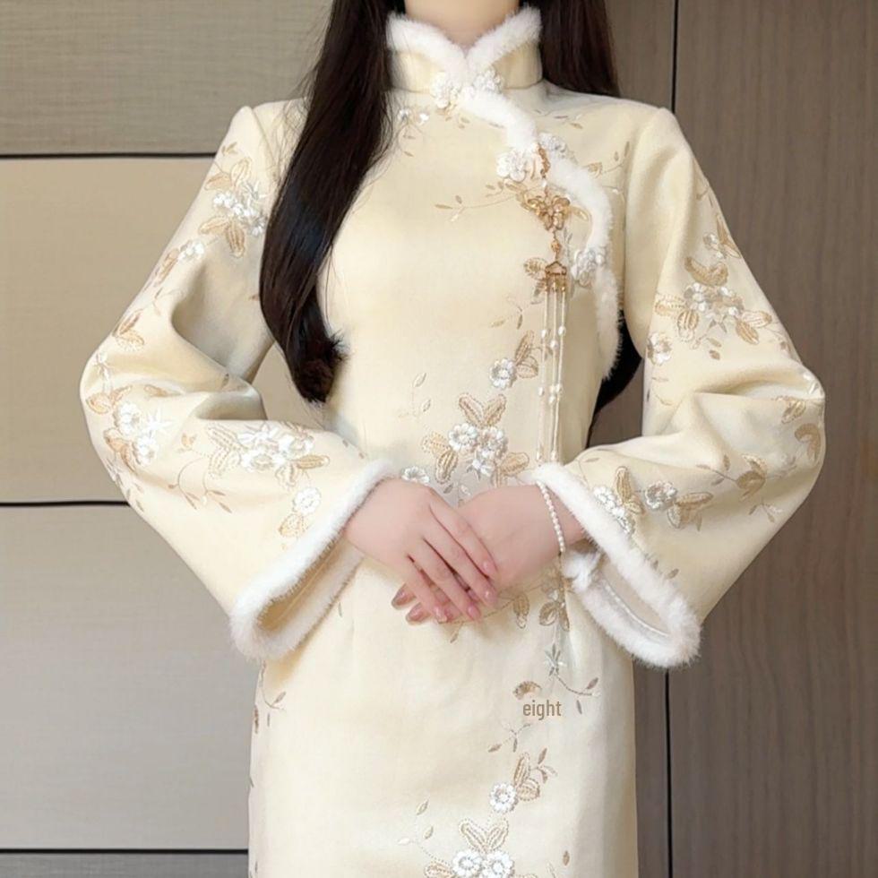 Зима 2025 г. Новое вышитое ципао цвета зеленого матча с бархатной подкладкой и меховым воротником — женское платье в китайском стиле