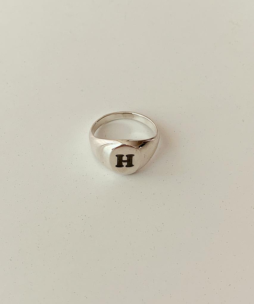 Код.H (Серебро 925 пробы) Кольцо с большой начальной буквой