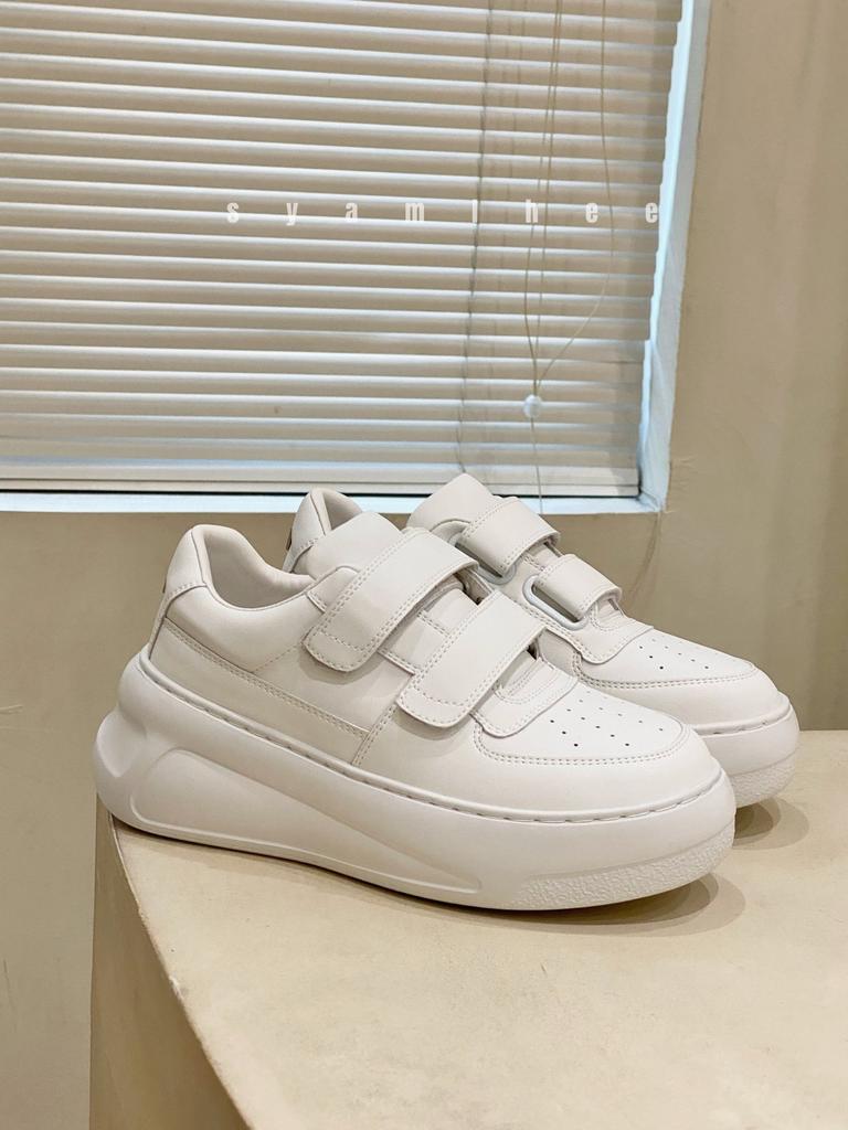 Маленькие белые туфли на толстой подошве на липучках женские 2025 новые весна-осень популярные универсальные кожаные маффины спортивные и повседневные кеды