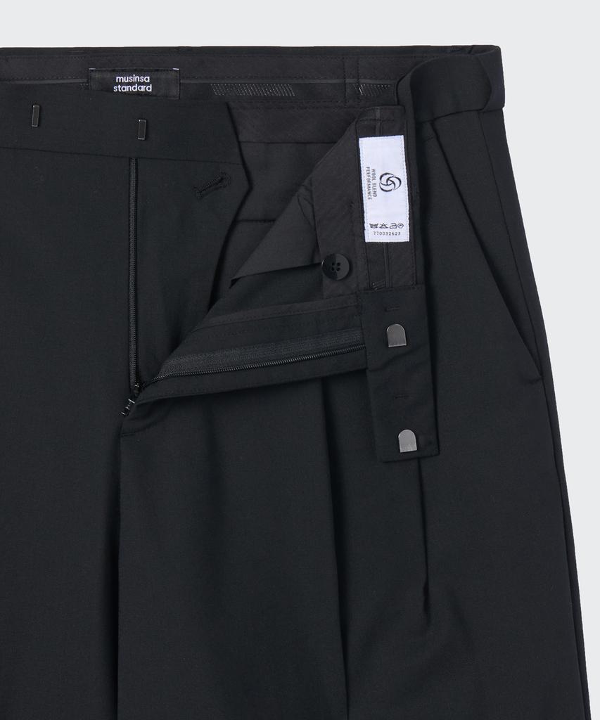 MUSINSA STANDARD Summer Wool Two-Pleat Wide Hidden Elastic Waist Half Slacks [Black]