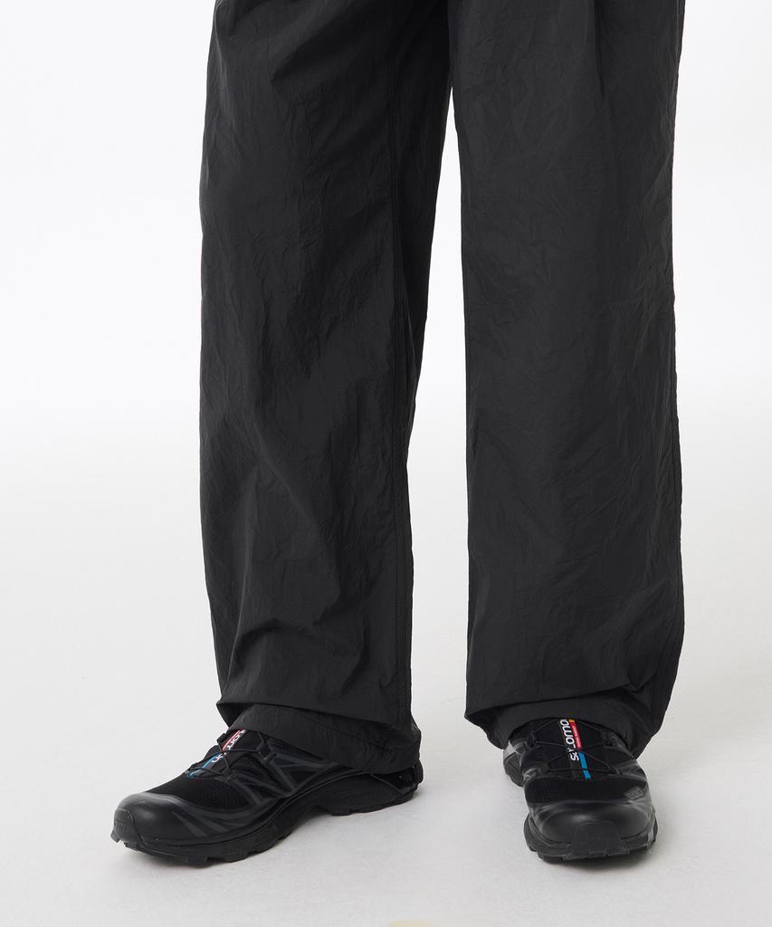 MUSINSA STANDARD Nylon Crease One-Tuck Wide Elastic Pants [Black]