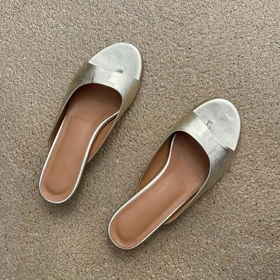 Кожаные корейские темпераментные сандалии-стилеты на кошачьем каблуке, женские летние новые с круглым носком и открытым носком на низком каблуке, уличные крутые шлепанцы