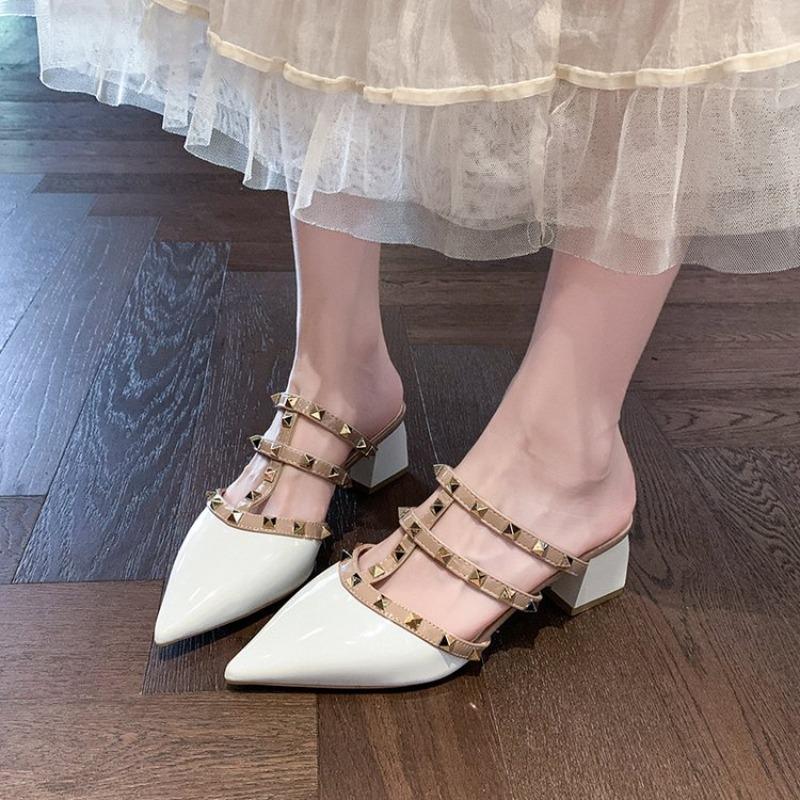 Женские кожаные туфли на среднем каблуке, гальванизированные золотые устойчивые шлепанцы с острым носком, заклепки, шипы, модные