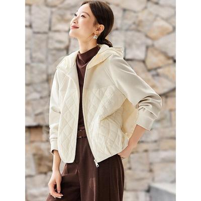 Женская стеганая куртка-пуховик кремового цвета с капюшоном