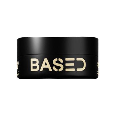 BASE Стайлинг-глина – Сильная, долговременная фиксация с матовым финишем. Легко наносится и поддается изменению формы в течение всего дня.
