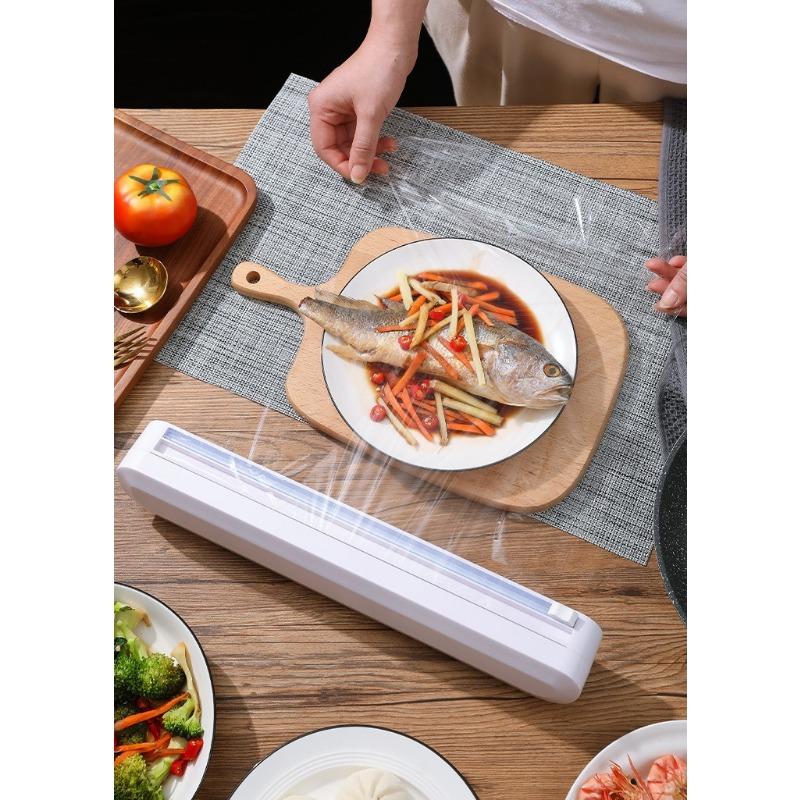 Диспенсер для пластиковой пленки с резаком. Многоразовый диспенсер для пищевой пленки с выдвижным резаком. Содержит рулон пищевой пластиковой пленки длиной 12 дюймов.