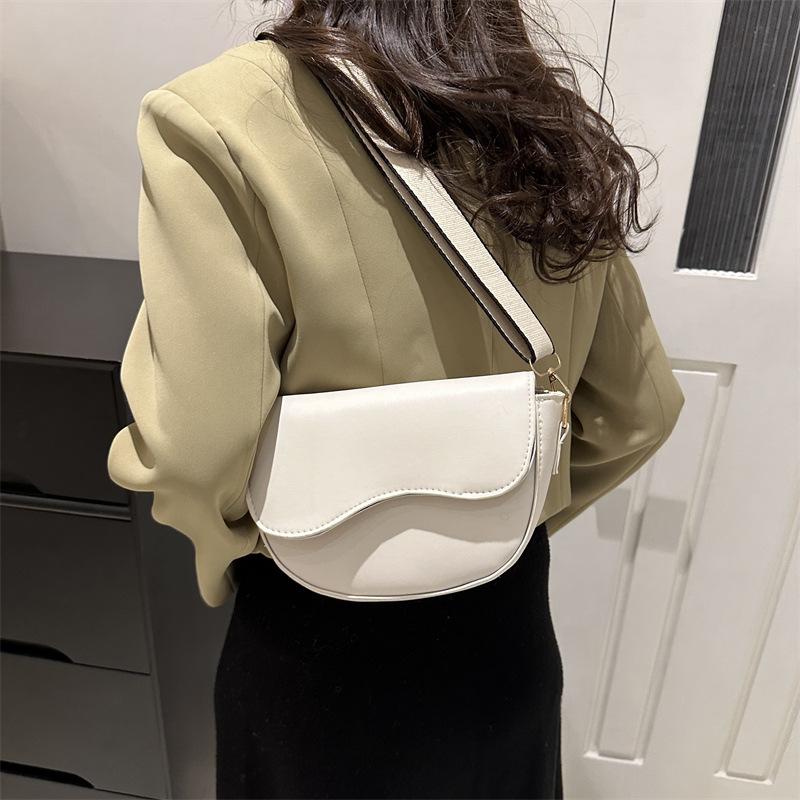 Маленькая женская сумка в стиле ретро 2024 года, новая модная универсальная сумка-мессенджер через плечо, нишевая текстура, сумка-седло под мышкой