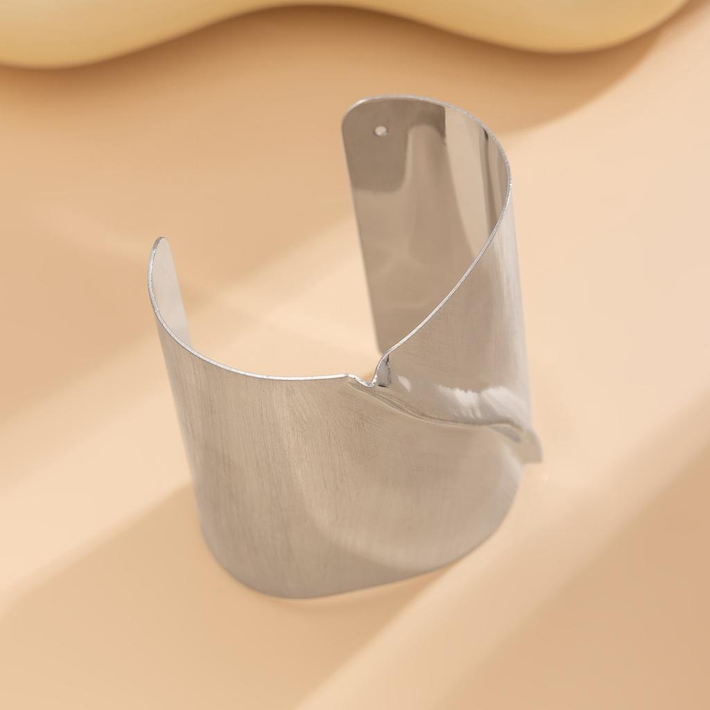 Браслет Персонализированный гладкий плиссированный открытый браслет женский, преувеличенный металлический ветровой широкий браслет с большой лицевой частью