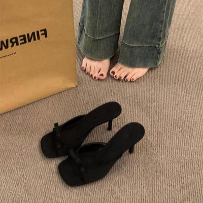 Тапочки женские носят черный бант весной и летом 2025 года атласные рыбки с открытым носком и босоножки на шпильках с высоким каблуком