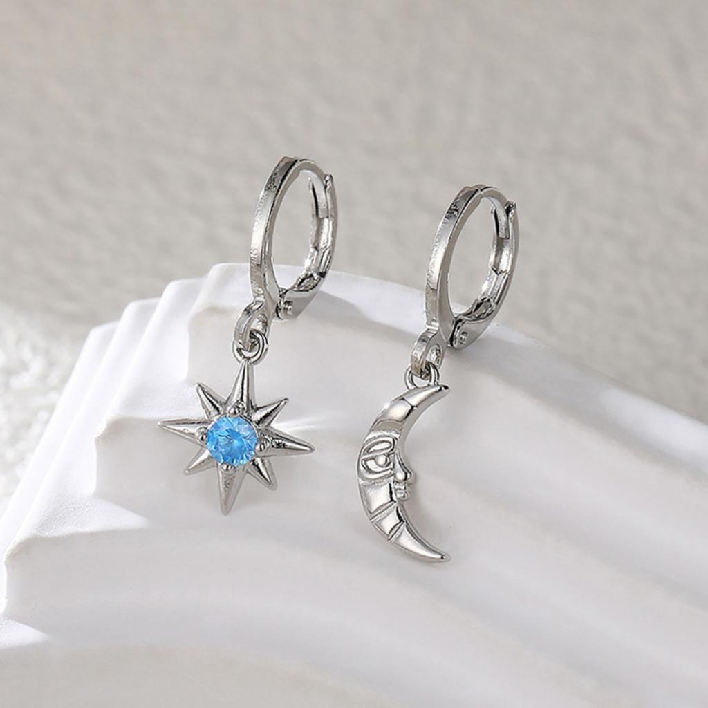 Асимметричные серьги с одним цирконием в форме звезды и луны Wild Ins Wind Jewelry