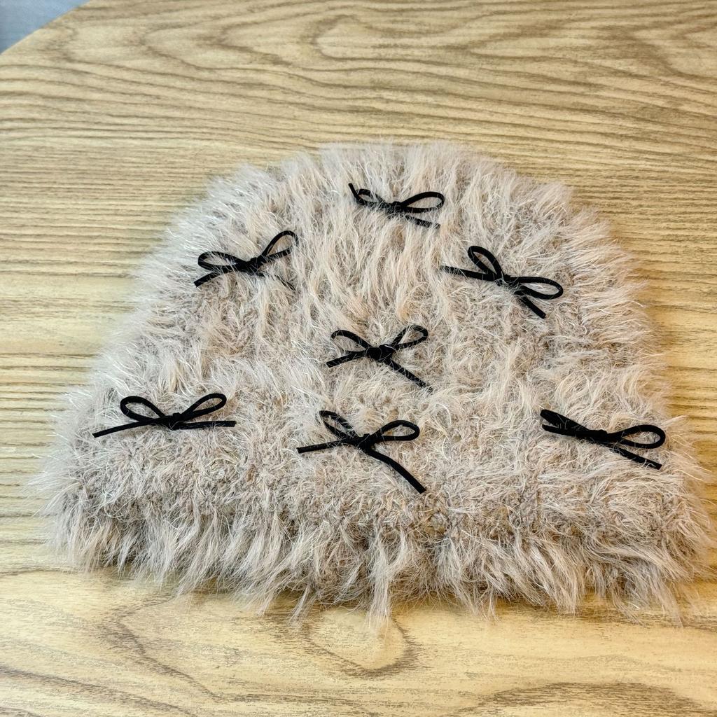 Милая и симпатичная шерстяная шапка с бантом для женщин на осень и зиму. Новое лицо, демонстрирующее маленькую вязаную ветрозащитную шапку-балаклаву.