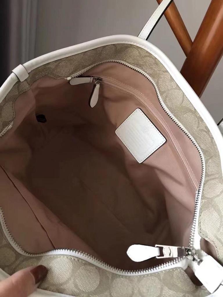 Классическая минималистичная сумка-тоут на плечо в форме пельменя с металлической молнией