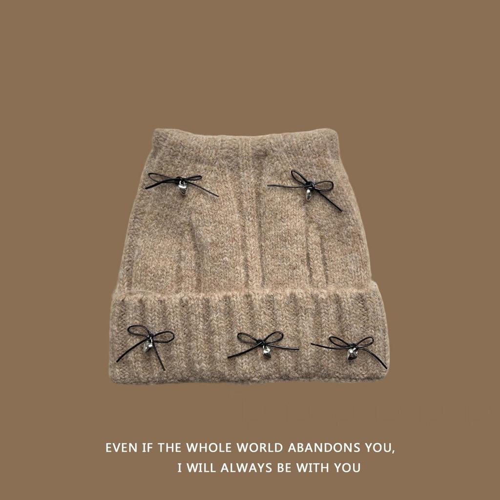 Вязаная шапка с кошачьими ушками на осень/зиму 2025 - Теплая и универсальная, с дизайном в виде банта, который подчеркивает лицо