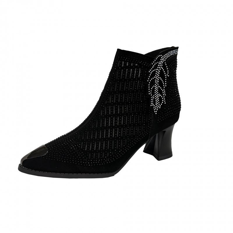 В осенне-зимней обуви удобные женские сапоги с большим острым толстым каблуком и полой сеткой