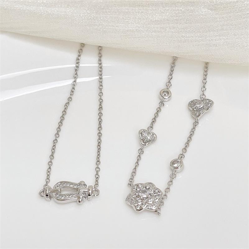 New Camellia Bracelet Niche Design High-End Zircon Personality Light Luxury Temperament Horseshoe Flower Jewelry