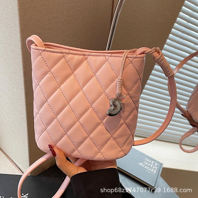 Fashion Rhombus Embroidery Thread Bucket Bag Women's 2025 New Niche Design Messenger Bag Versatile Commuter Shoulder Bag Tide