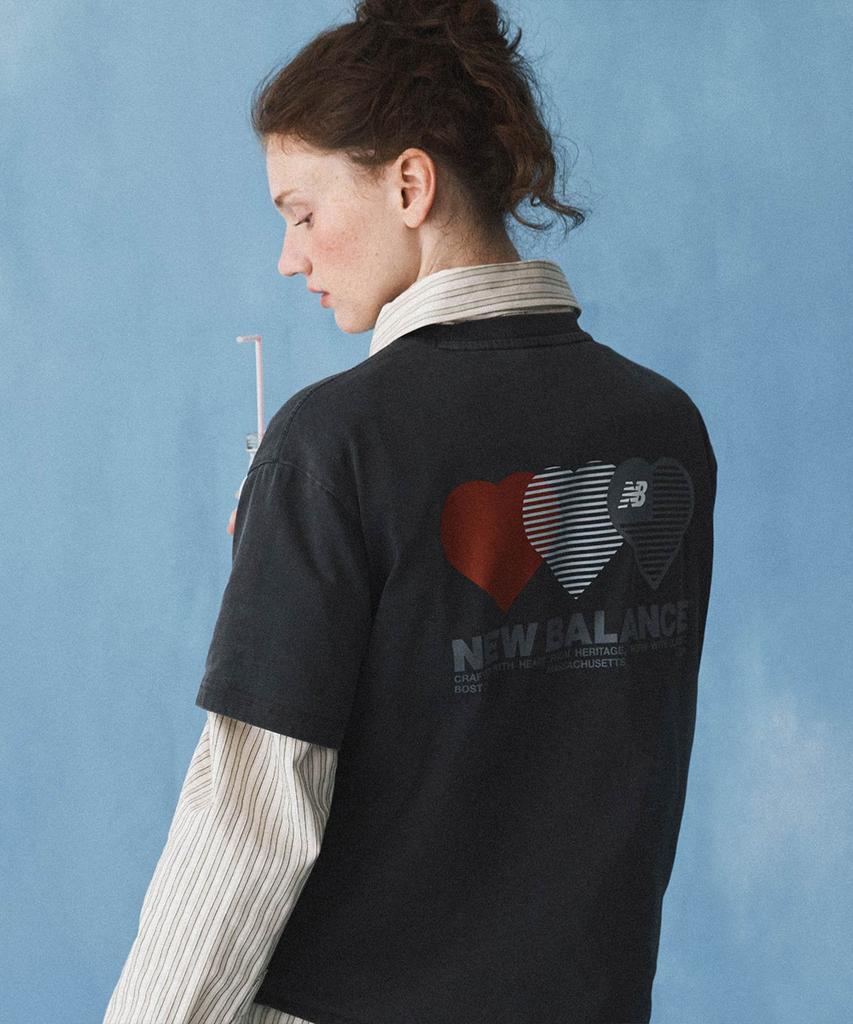 Nyuballanseu Nbneg2A073 / Уни Футболка с коротким рукавом и графическим принтом Nb Heart (Древесный уголь)