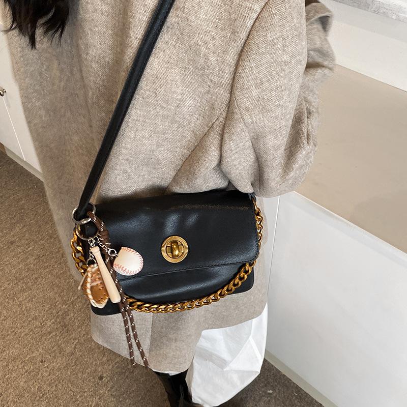 Маленькая женская сумка осень-зима 2024 года, новая ретро универсальная сумка через плечо, нишевая модная цепочка, маленькая квадратная сумка