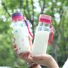 Бутылка для воды новая простая и милая пластиковая чашка с веревочкой большая емкость для питья напрямую молочная чашка портативная для улицы сопровождающая спортивная бутылка