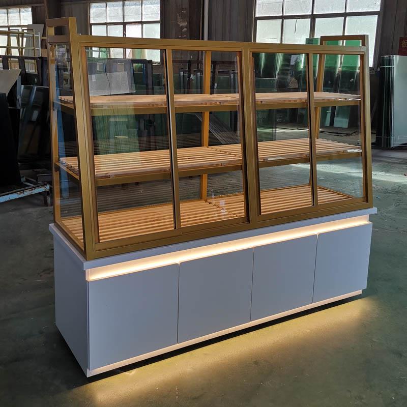 В наличии кондитерская витрина: Остров из массива дерева и кованого железа с ящиками для хлеба, выпечки и жареных продуктов