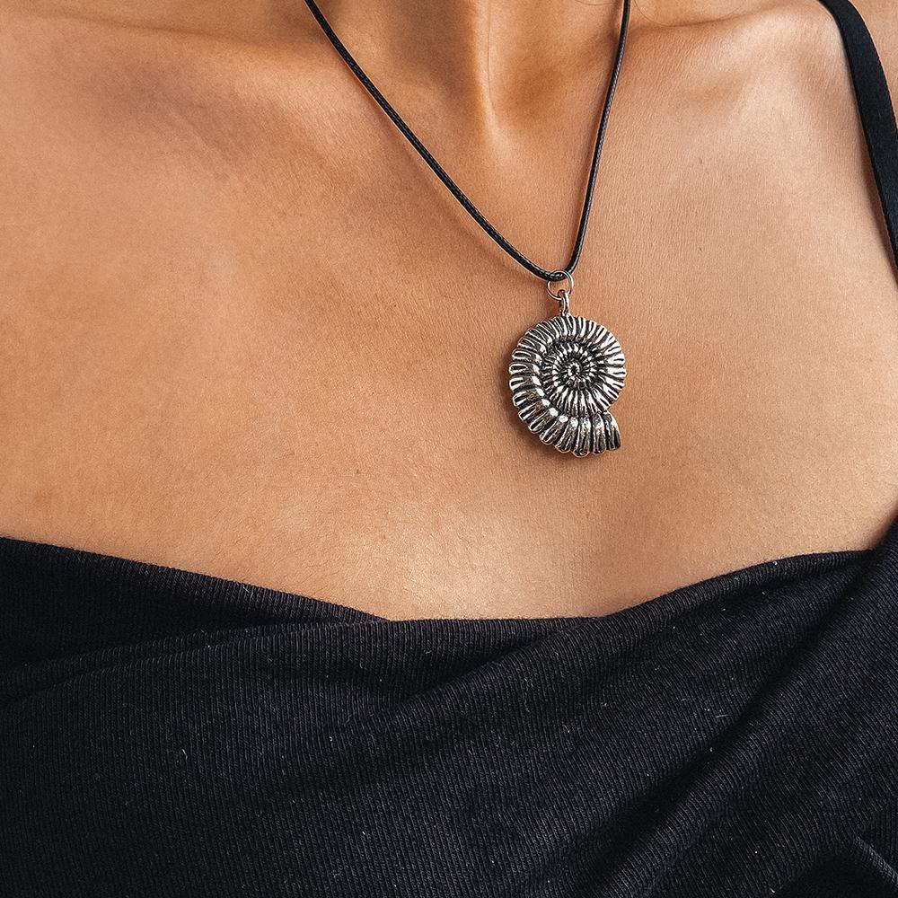 Goth Black Leather Wax Thread Chain With Tiny Conch Pendant Necklace For Women Simple Shell Snail Choker Y2K Vacation Jewelry