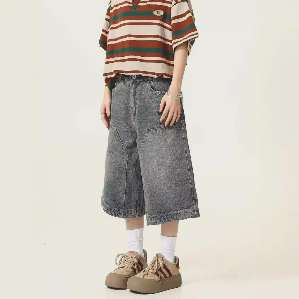 Унисекс-шорты из американского ретро-денима с эффектом потертости — летний уличный стиль, широкие штанины, потертости, повседневный тренд.