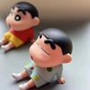 Держатель для телефона Crayon Shin-Chan Kawaii Anime, украшения для рабочего стола, мультфильм для просмотра ТВ, поддержка телефона, милые украшения для кукол, игрушки, подарки