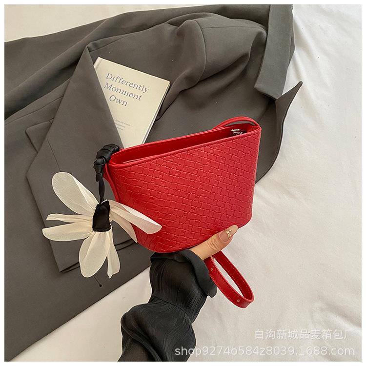 Fashion Woven Large-capacity Commuter Bucket Bag Women's 2025 New Korean Version Shoulder Bag Simple Solid Color Underarm Bag