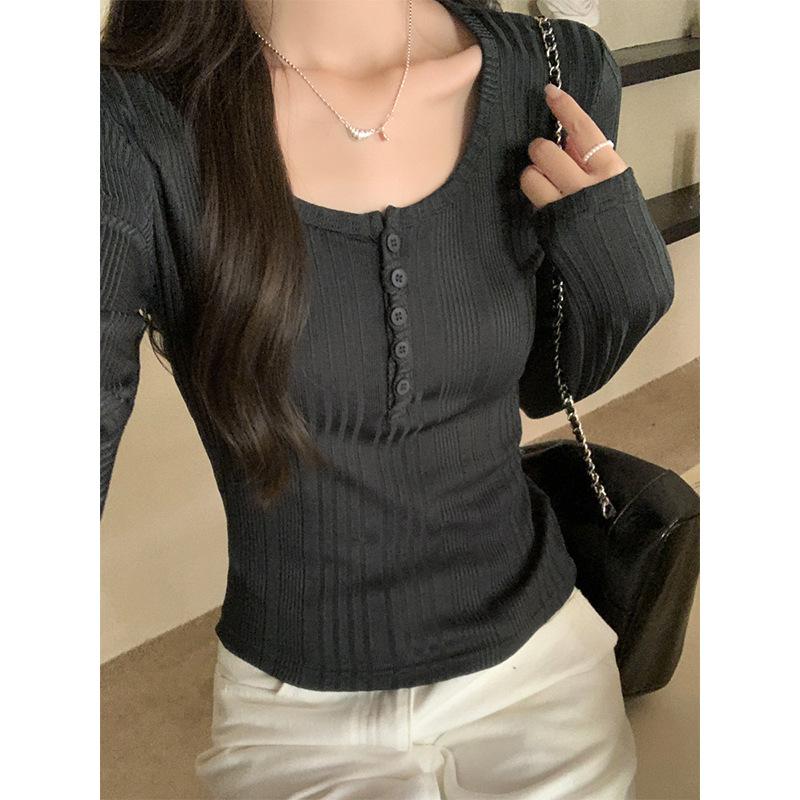 Футболка с длинными рукавами и полуоткрытым воротником для женщин ранней осени, облегающая футболка с глубоким вырезом, которая позволит выглядеть стройной и красивой.