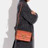 Coach Студия 25 Минималистичная Сумка-Квадрат для Камеры с Клапаном на Пряжке-С, Молнией, Кожа с Тиснением под Крокодила, Женские сумки, Светло-Коралловый C6640-B4NOH