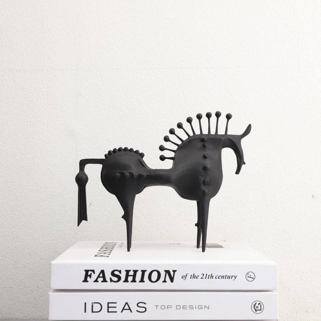 Metal Black Horse Sculpture Abstraction Horse Figurine Handicraft Artificial Animal Sculpture Decorative Figurines Home Decor