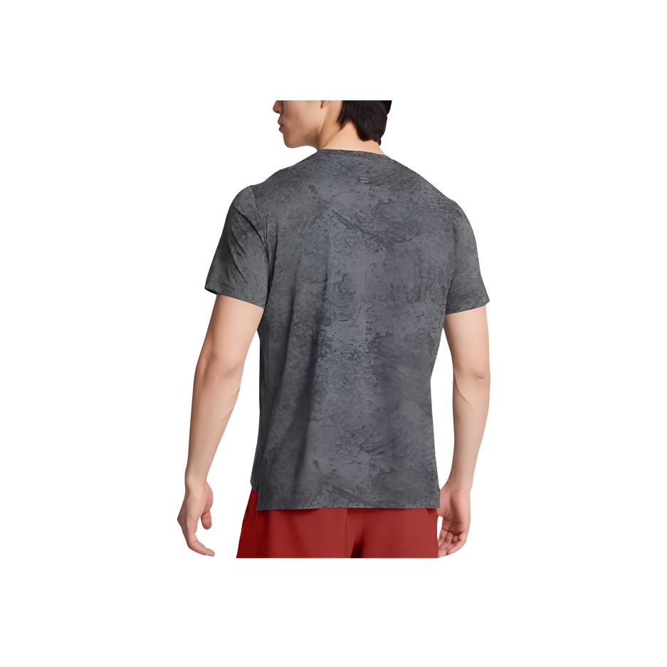 Under Armour Футболка Launch Elite Laser Cut Design с круглым вырезом и коротким рукавом для мужчин, цвет Rhino-Gray 1382615-025