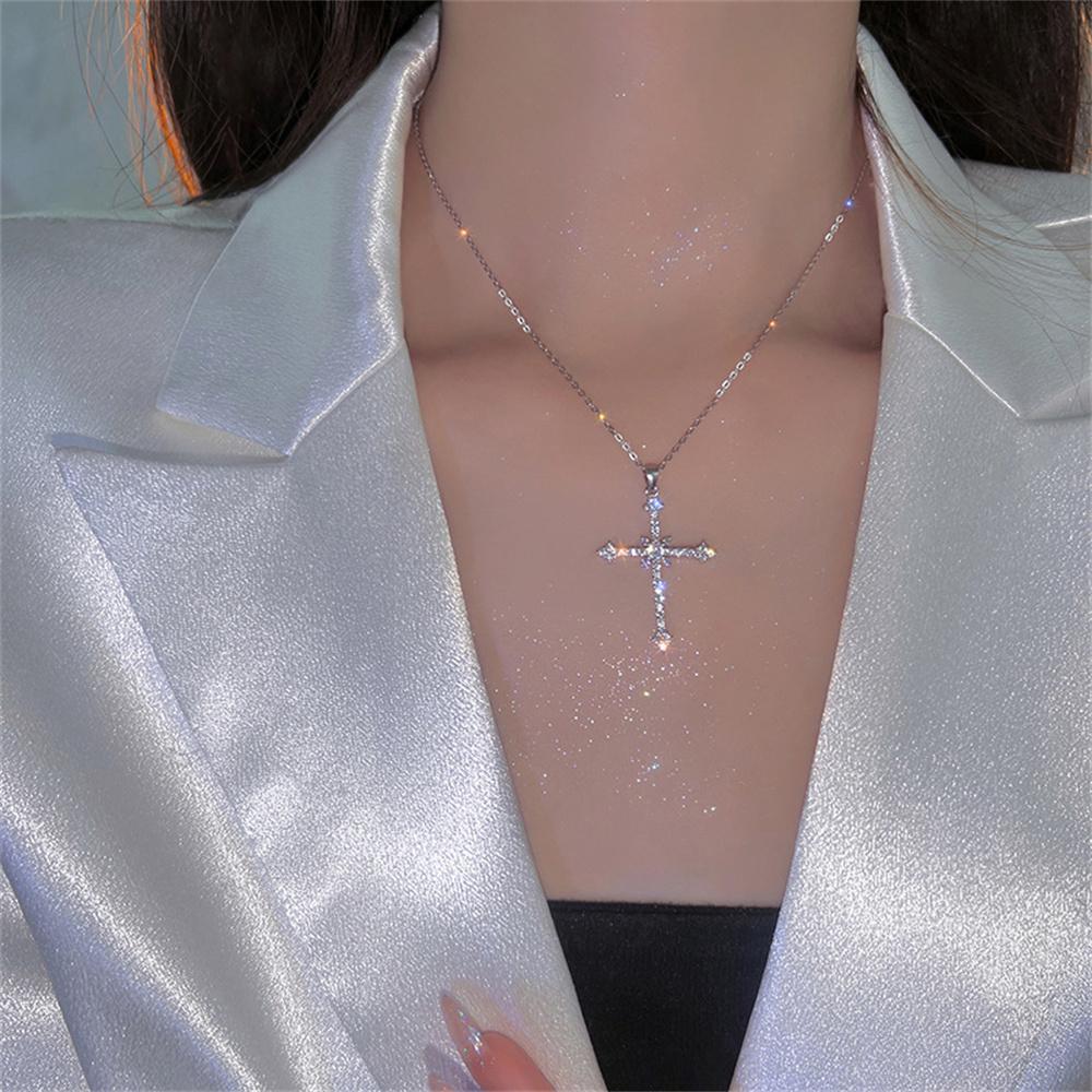 Starry Cross Necklace With Cool And Sweet Style, High-End Texture Sparkling Diamond Necklace With Personalized Pendant.