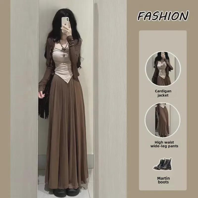 Женский костюм-тройка: Стиль Pure Desire осень 2025 года — кардиган с длинными рукавами, жилет на подтяжках и широкие брюки.