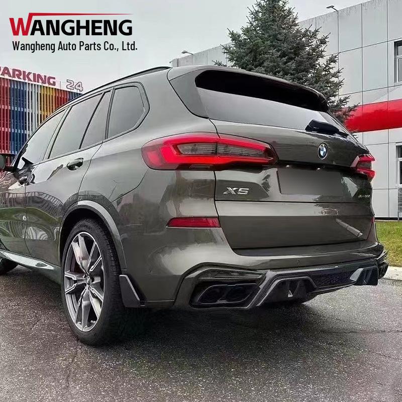 Комплект диффузора из углеродного волокна для BMW X5 G05: Передняя и задняя части с центральным крылом, верхним крылом, спойлером и задним крылом.