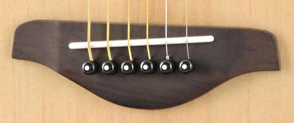 YAMAHA Мини-гитара JR2 NT Небольшой размер, но умеренное натяжение и объемный звук. В комплект входит специальный чехол.