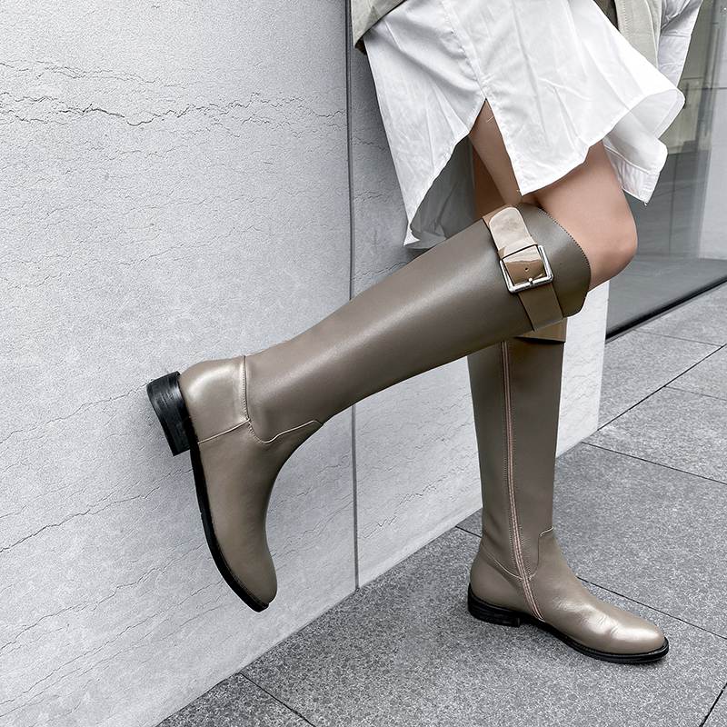 Krazing Pot Обувь из натуральной кожи Осень-зима на низком каблуке Сапоги для верховой езды с круглым носком Сохраняют тепло Сапоги без застежек с металлической пряжкой Высокие сапоги