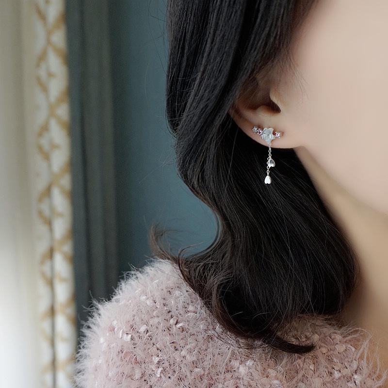 Серьги гвоздики в виде веточки с цветком и висящих капелек